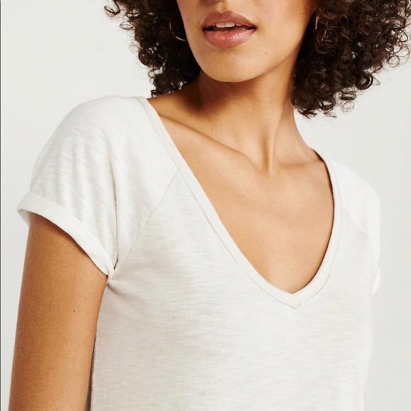 BRAND NEW!! Abercrombie cream colorblock V neck - Picture 2 of 4